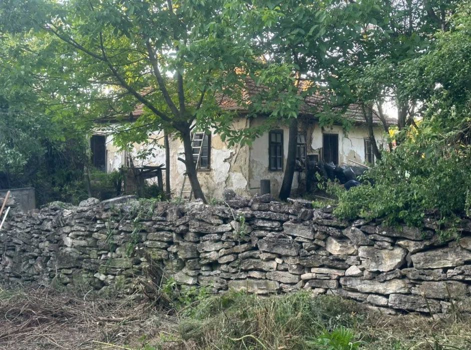 Продавам имот в Бойница с малка къща .