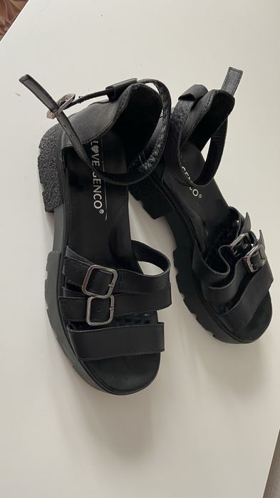 Продам женскую обувь.