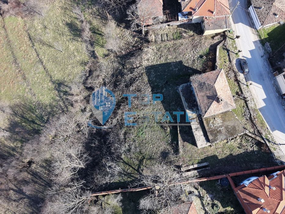 Панорамен парцел с масивна сграда с проект за къща за гости в село Бу