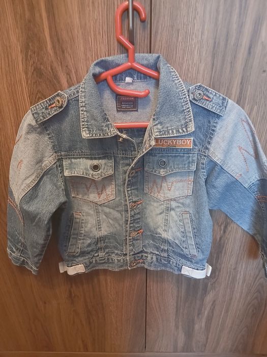 Продам джинсовую куртку на мальчика 5 - 6 лет