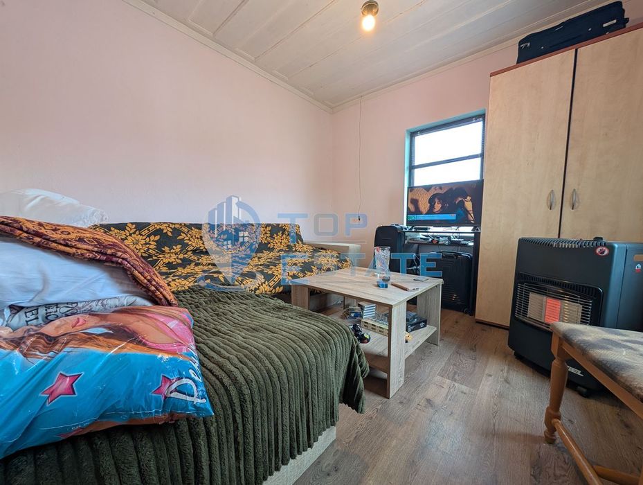 Едноетажна реновирана къща с голям двор в село Сливовица