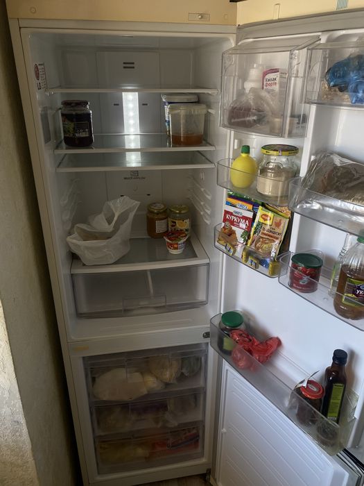 Продам,большой стол ,холодиник,