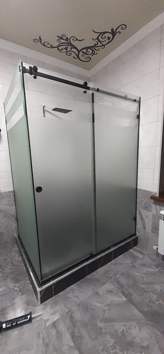 Стеклянные душевые кабинки