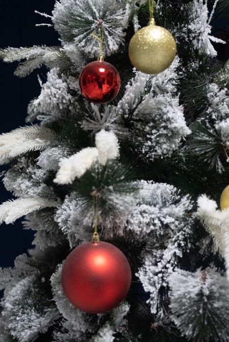 Ёлочные игрушки и гирлянды