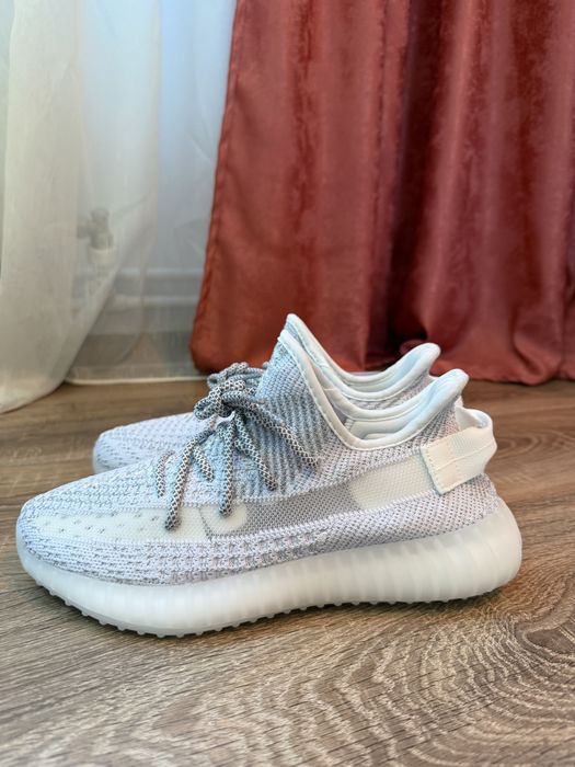 Yeezy 350 noi cu etichete
