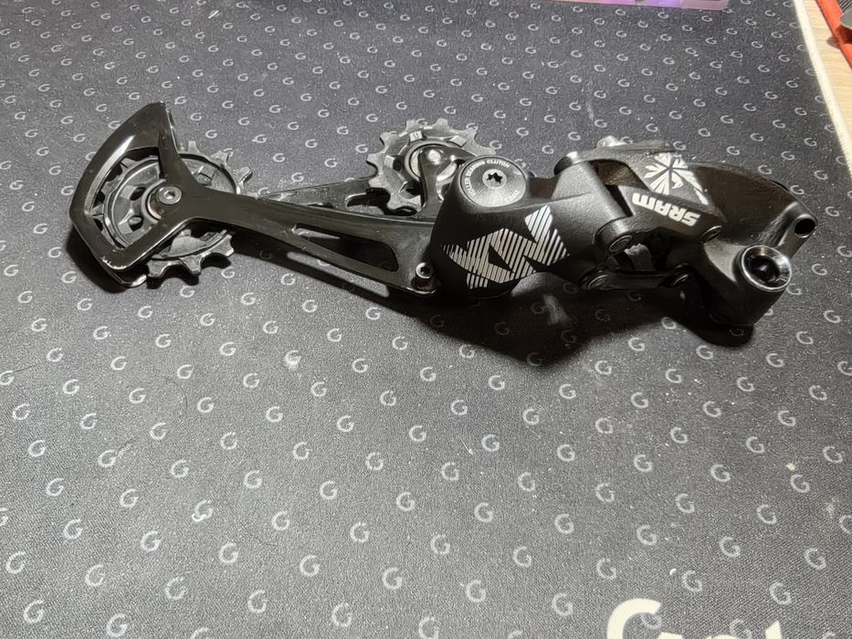 SRAM обтегач и команда 12 скорости