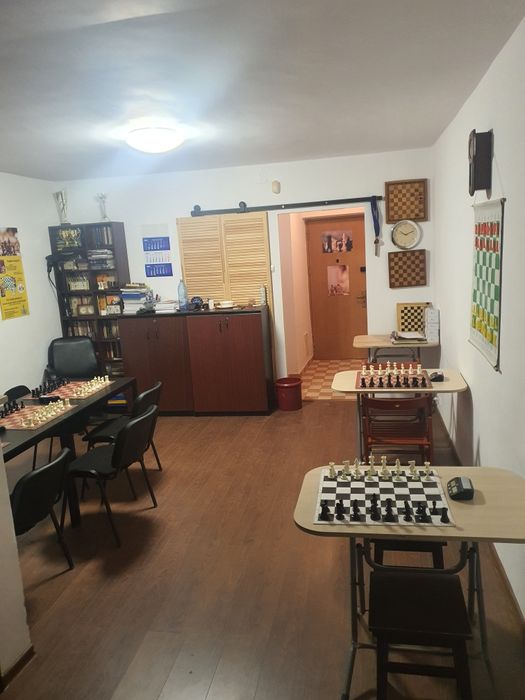 închiriez spațiu comercial la parter de bloc