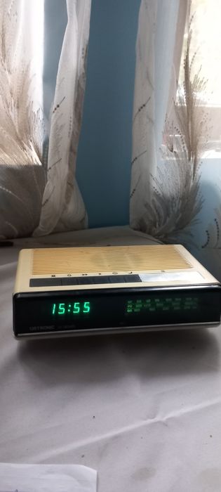 Radio cu ceas vintage
