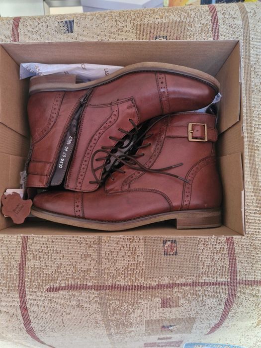 Продават се нови дамски боти ''Lasocki''