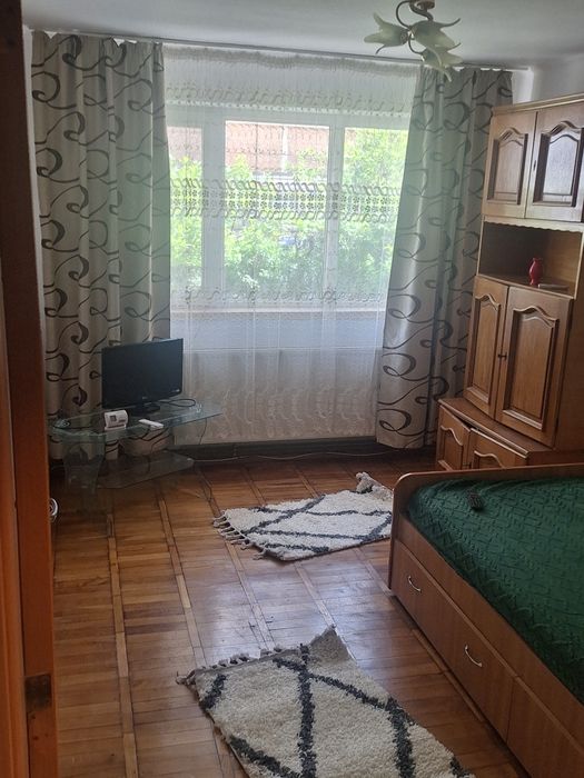 Închiriez apartament cu doua camere decomandat