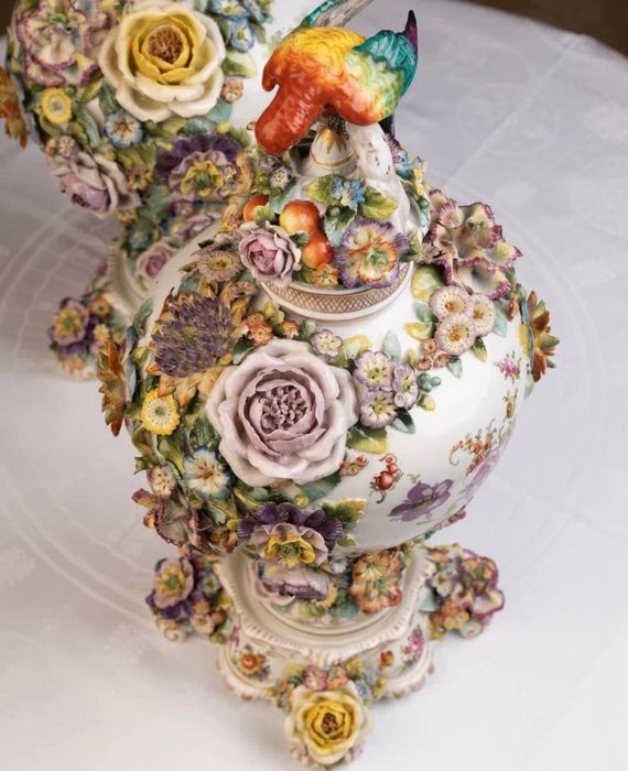 Антиквариатные фарфоровые вазы королевской мануфактуры Людвигсбург