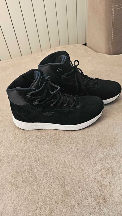 Дамски спортни боти