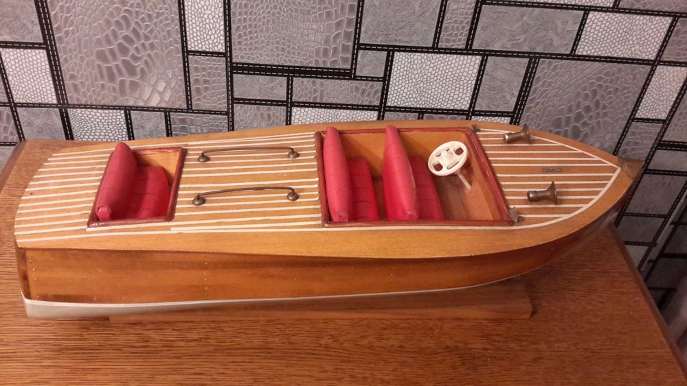 Голяма дървена яхта