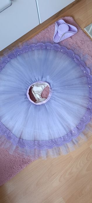 Продавам балетен костюм с аксесоари