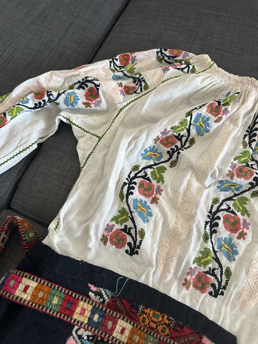 Costum popular tradițional vechi pentru fetiță – Moldova, Bacău – ie, Catrinta/peșteman și bete