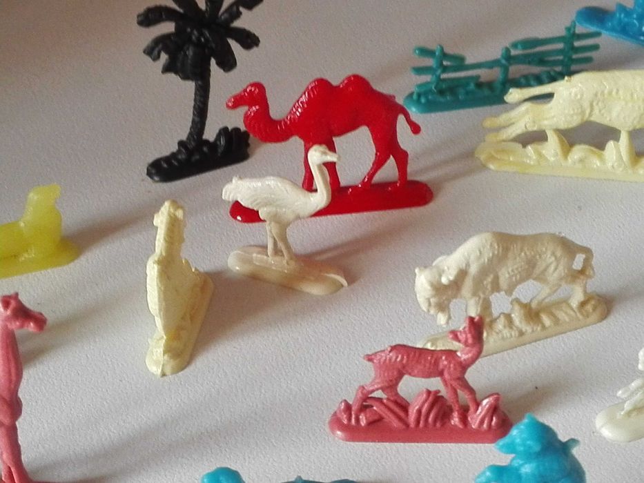 Пластмасови играчки - животни и моторчета.