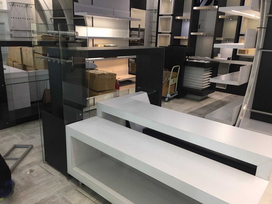 Мебели за обзавеждане на магазин