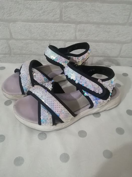 Продам обувь на девочку