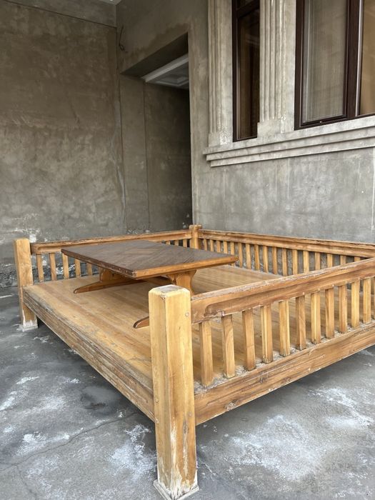 Krovat yong'oqdan qilingan sotiladi xontaxtasi bilan birga( tekin)
