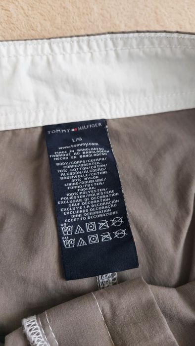 Vând pantaloni scurti Tomy Hilfiger