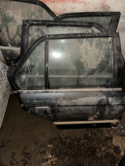 Врати за БМВ Е30 седан