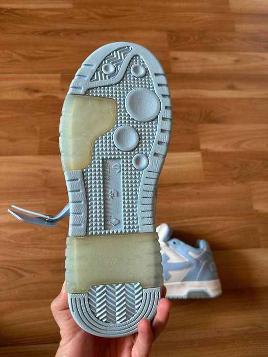 Sneakers OffWhite cu eticheta (nu Nike, Gucci, Adidas, Balenciaga)