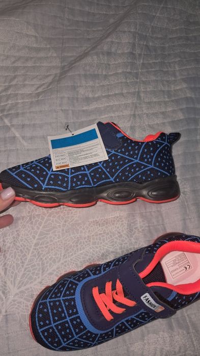 Продам кроссовки