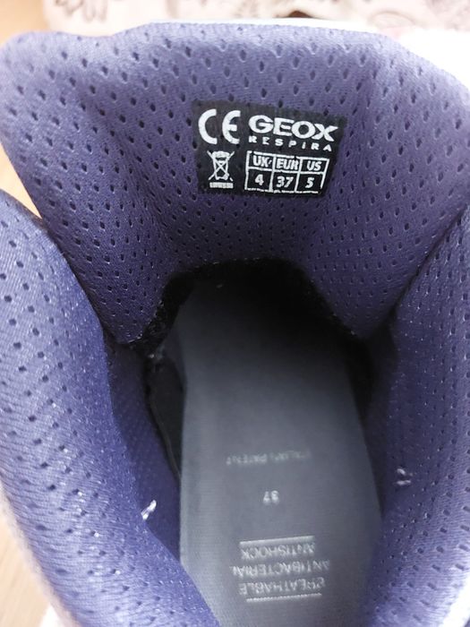 Sneakers mid Geox mărimea 37 - 23 cm la interior, măsurat talpicul / insertia. Corespunde la 36, de fapt, cu 23 cm in interior