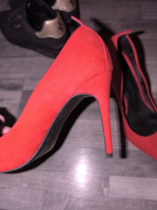 Обувки на висок ток