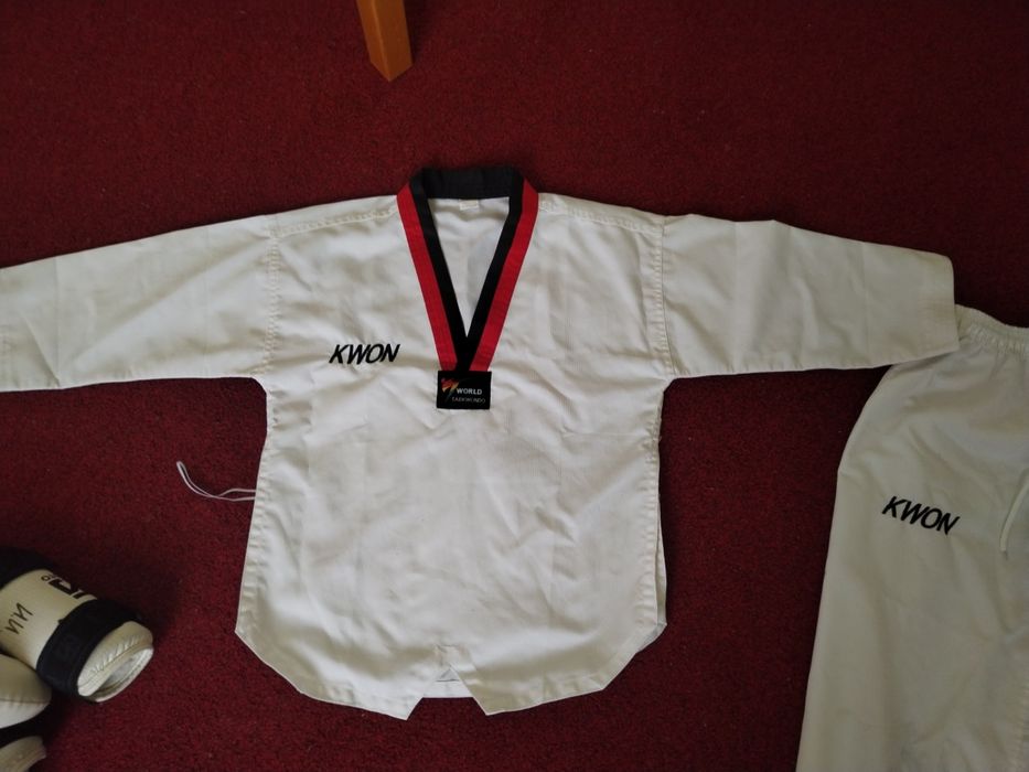 Экипировка, защита для тхэквондо.