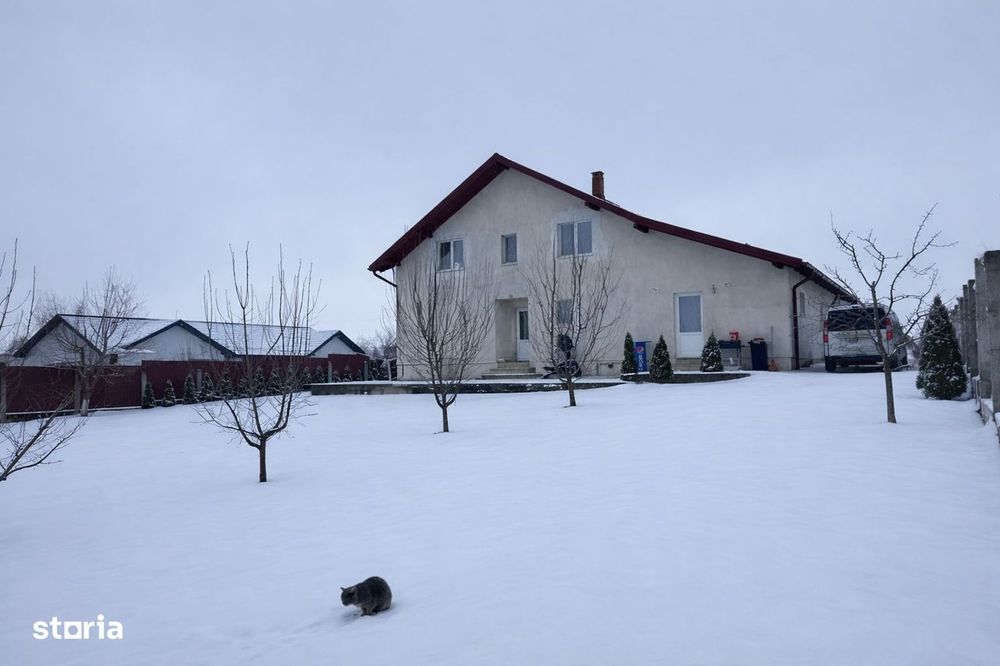 Casa noua cu etaj la intrare in Curtesti