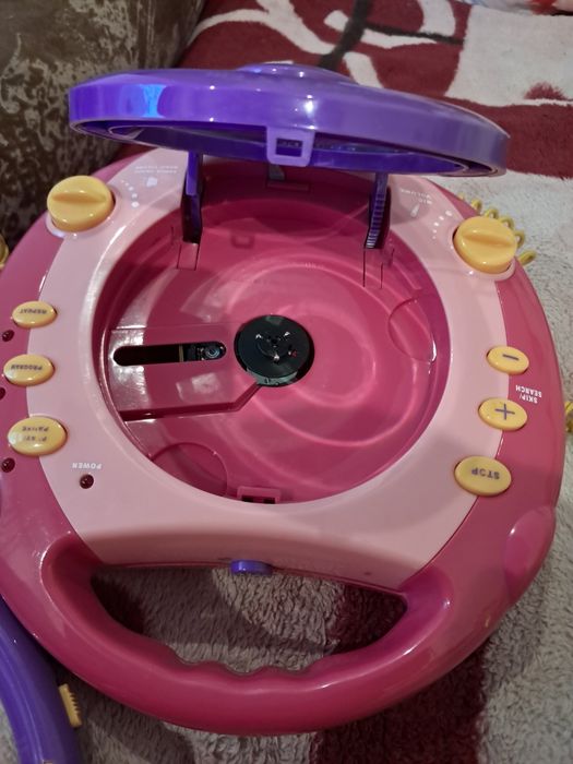 Vand Cd player pt copii avand si 2 microfoane incorporate pt a canta