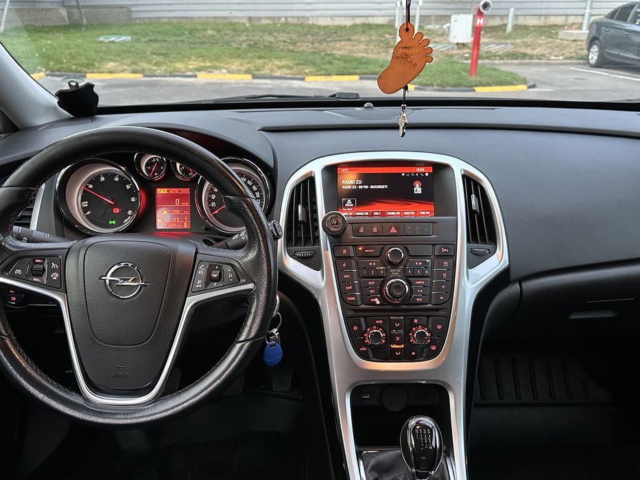 Vând Opel Astra Sport Tourer