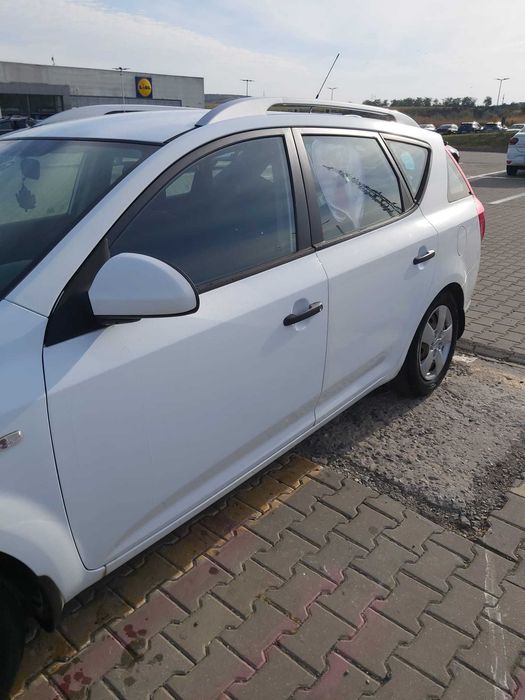 Vând Kia Ceed Break 1.6 benzină, an 2008, 2789 euro.