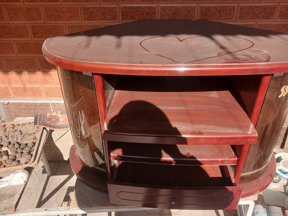 Продам угловую тумбу под телевизор