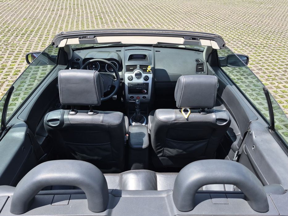 Vând sau schimb Renault Mégane II Coupé-Cabriolet decapotabilă, mașină întreținută și foarte plăcută la condus.
