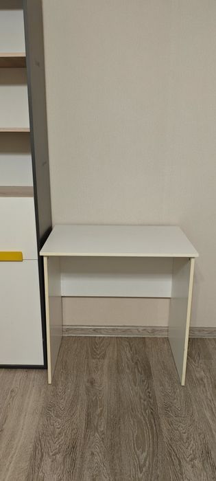Стол и пинал  , светлые