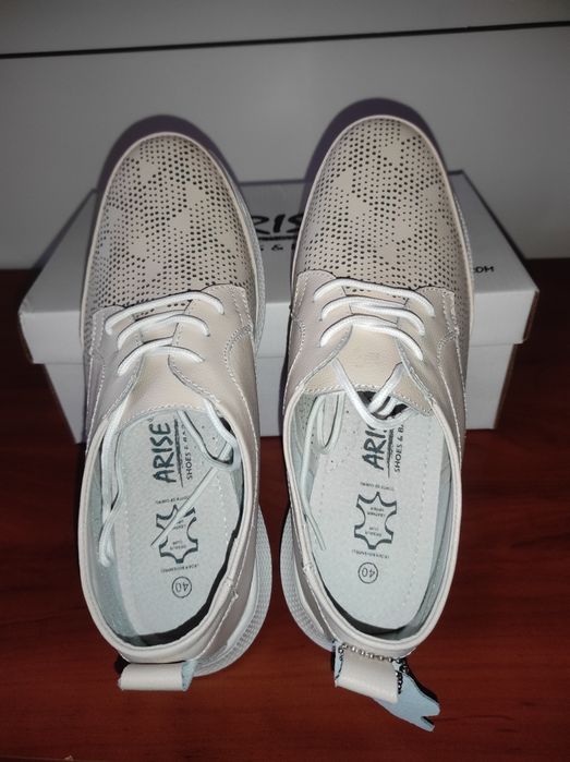 Чисто нови дамски спортни обувки естествена кожа номер 40