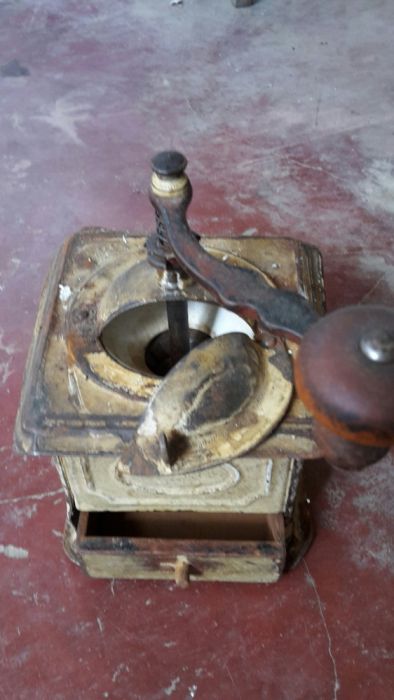 Vând râşniță de cafea veche
