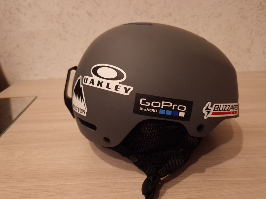 Горнолыжный шлем