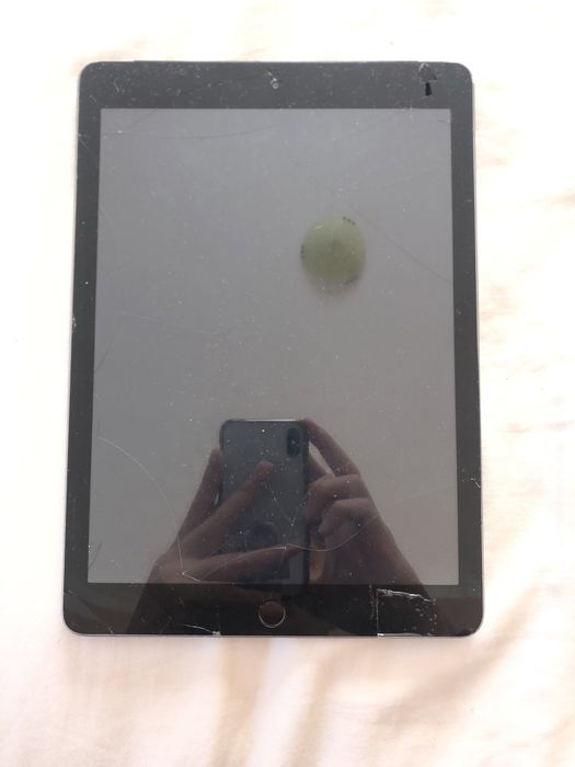 Ipad 6 sticla ecran sparta,functioneaza impecabil