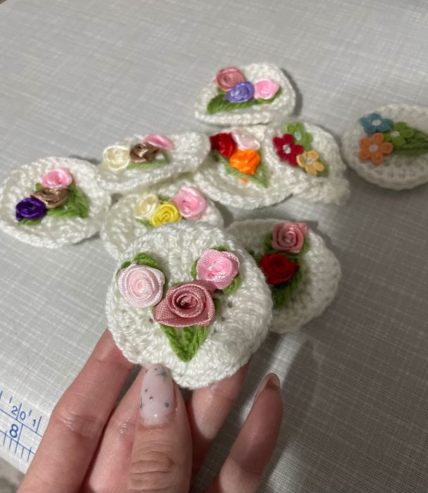 Ръчно изработени брошки, подходящи  за мартеници.