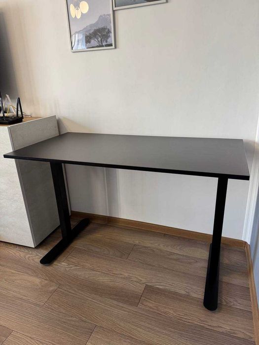 Бюро / маса – минималистичен дизайн, отлично състояние