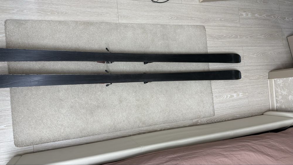 Продам лыжи и ботинки.