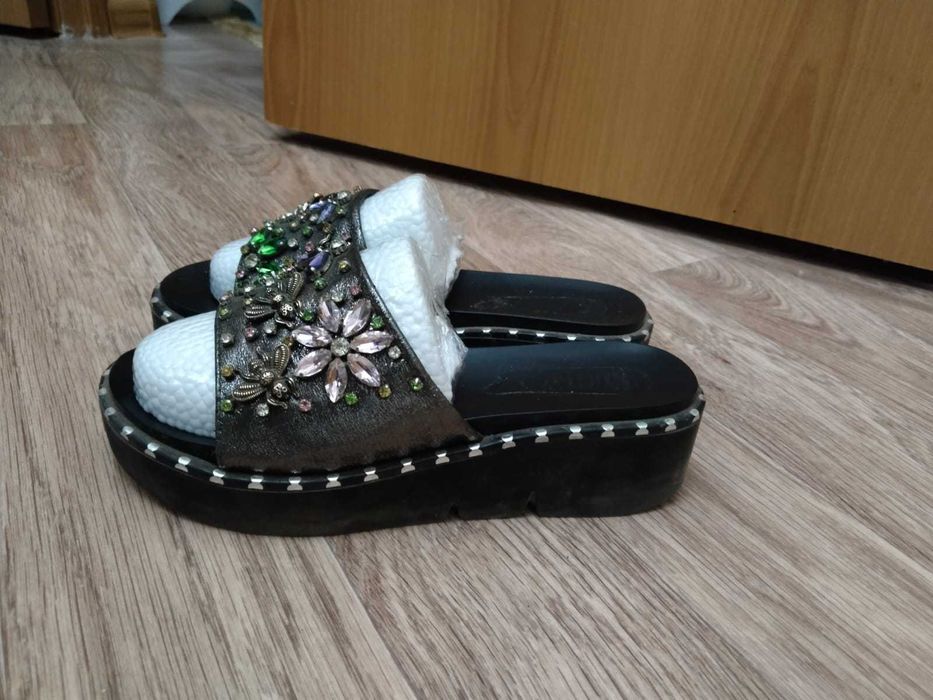 Продам шикарные шлепанцы