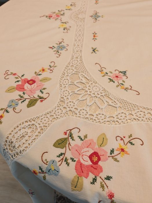 Veche fata de masa cu broderie manuala