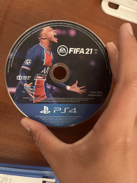Продам фифу 21 на пс4 идеальное состояние