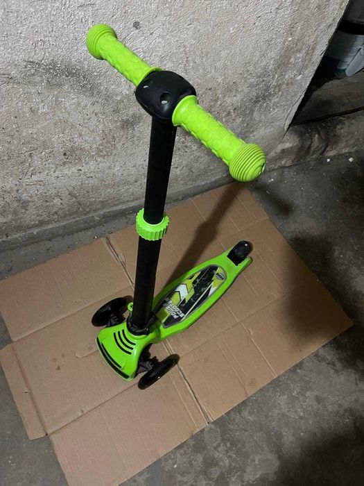 Vand trotineta pentru copii cu luminite
