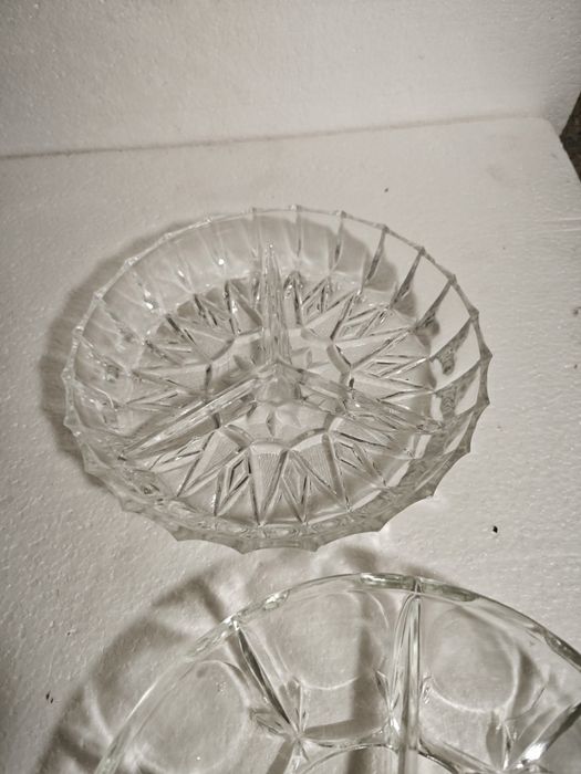 Сосиери, чашки за кафе и стъклени чинии за мезета, салати или ядки