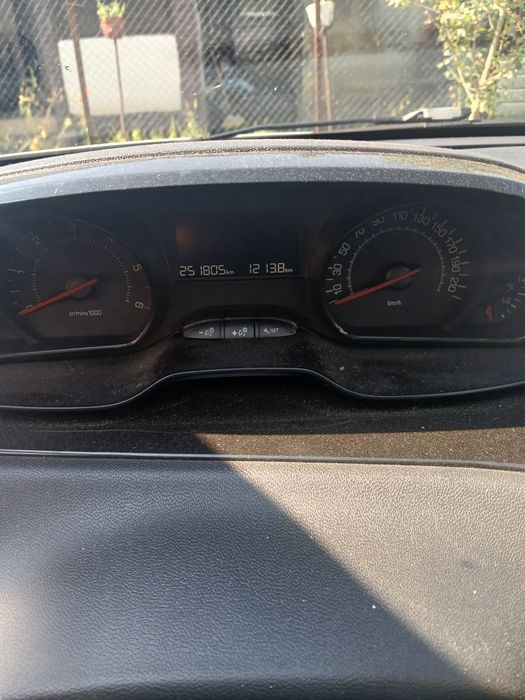 Vând peugeot 208